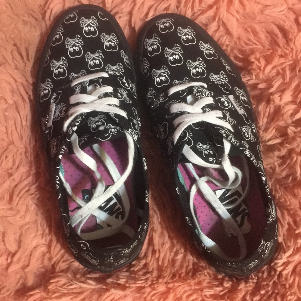 Vans womens size 7.5 mens size 6 black with Skulls UNIQUE